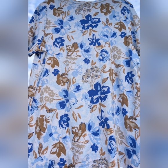 Croft & Barrow Essential Crewneck Tee
Color Blue Exploded Floral Size: LARGE EUC - Picture 6 of 8